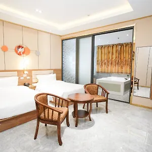 Me 3* Manila